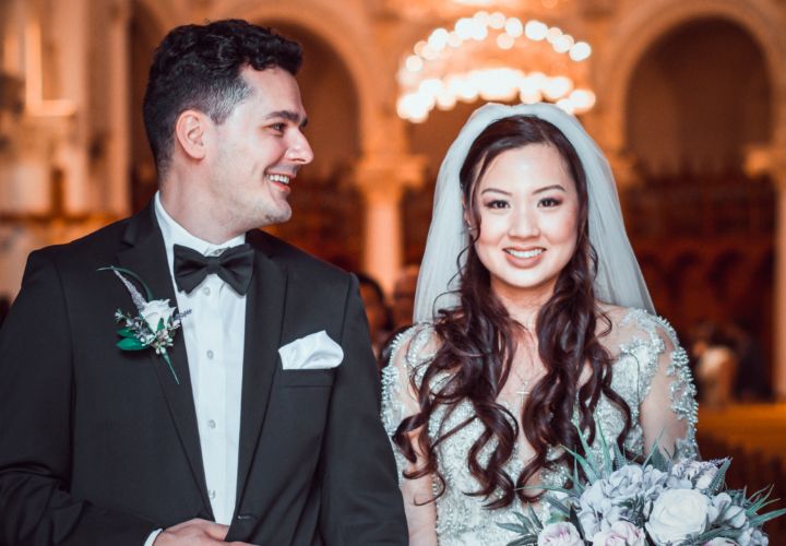 Un couple sort d'une église dans un clicher formidable.